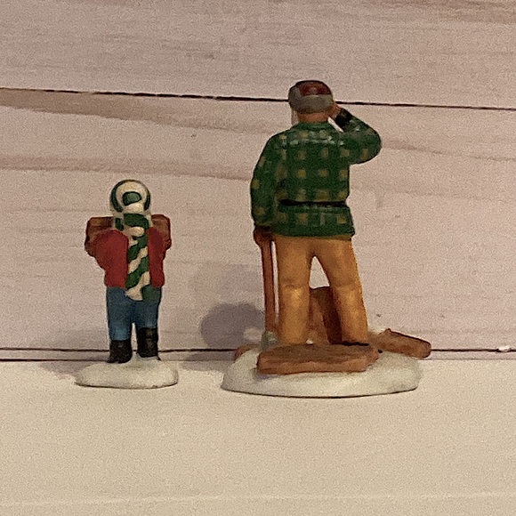 DEPARTMENT 56 - Woodcutter and Son - Heritage Village - New England Village - Picture 2 of 7
